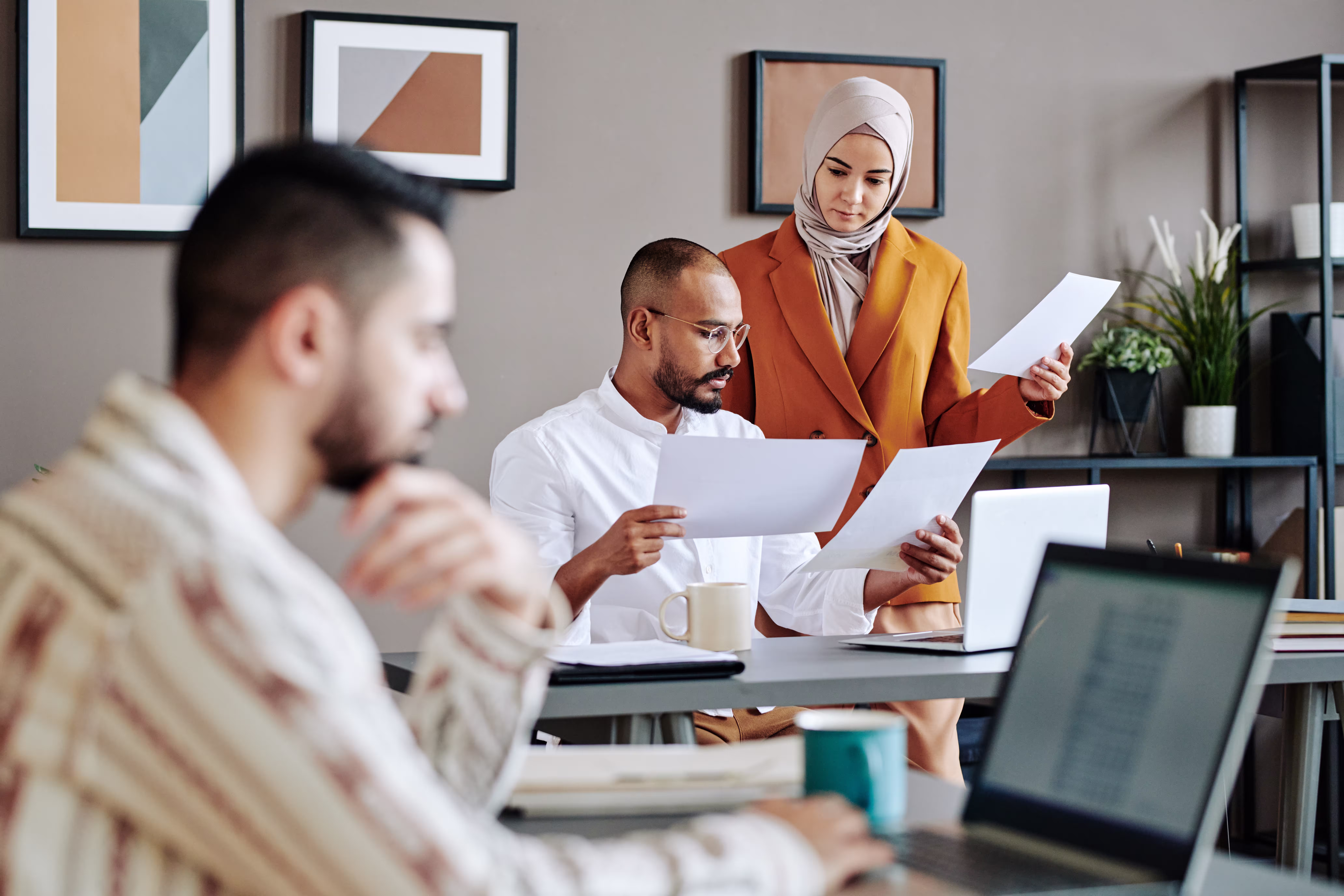 Professionelles Team organisiert sichere Arbeitsvermittlung nach Deutschland